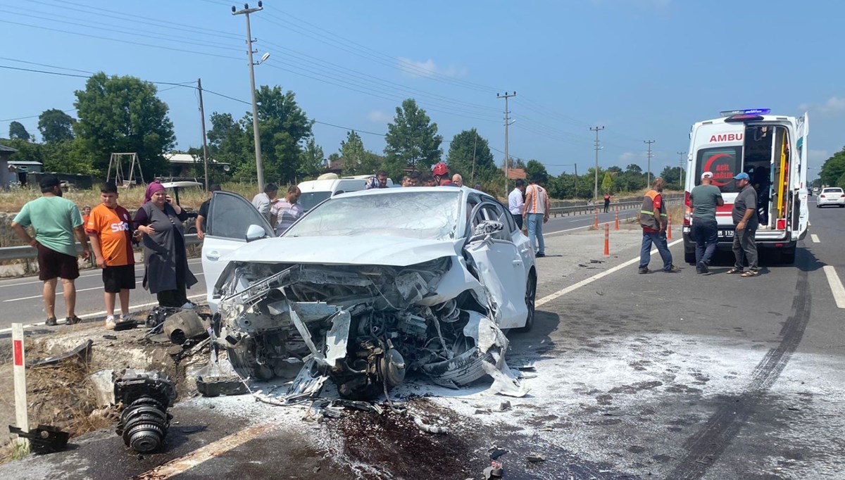 Sakarya'da kaza yapan araç yandı