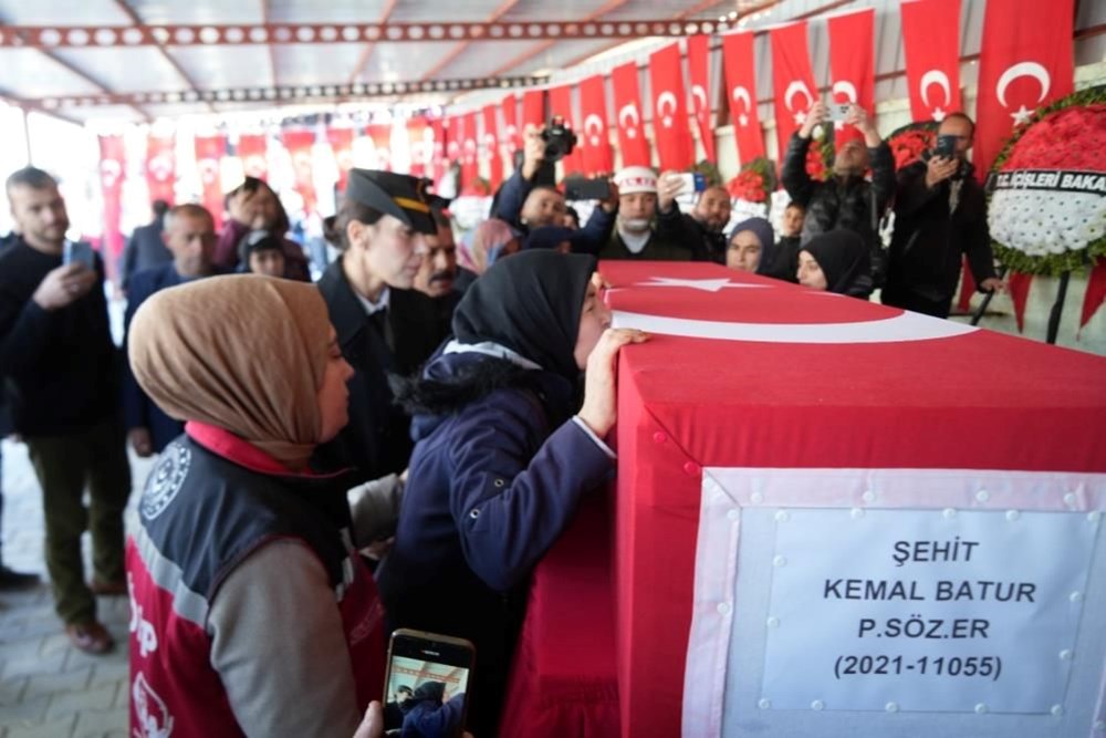 Türkiye şehitlerini uğurladı | Irak’ın kuzeyinde şehit düşen
askerlere gözyaşlarıyla veda - 11