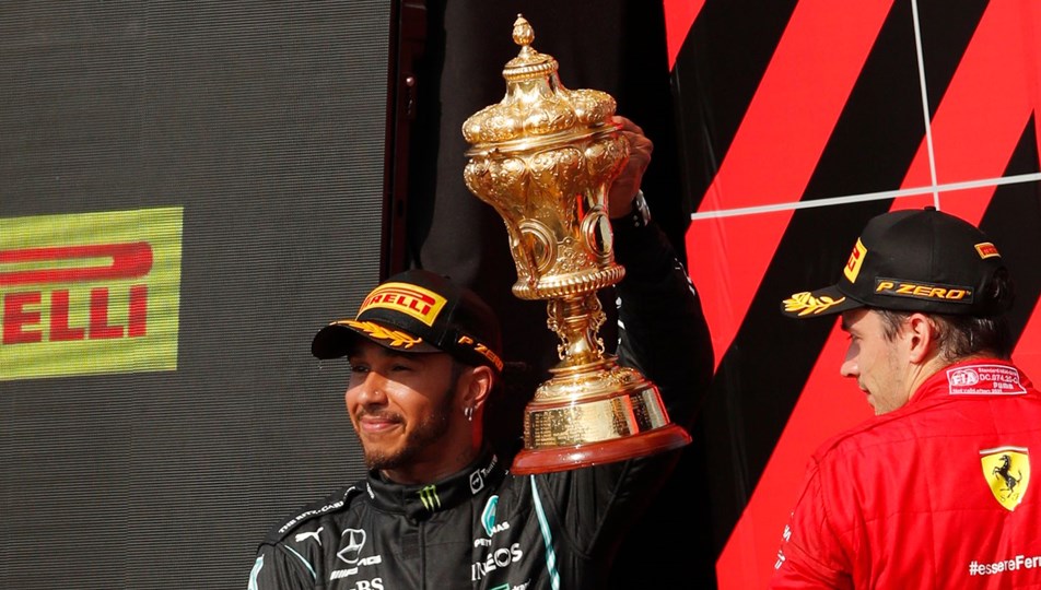 SON DAKİKA: Lewis Hamilton cezaya rağmen kazandı
