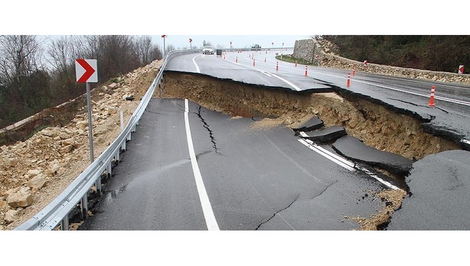 Düzce'de heyelan nedeniyle yol trafiğe kapatıldı