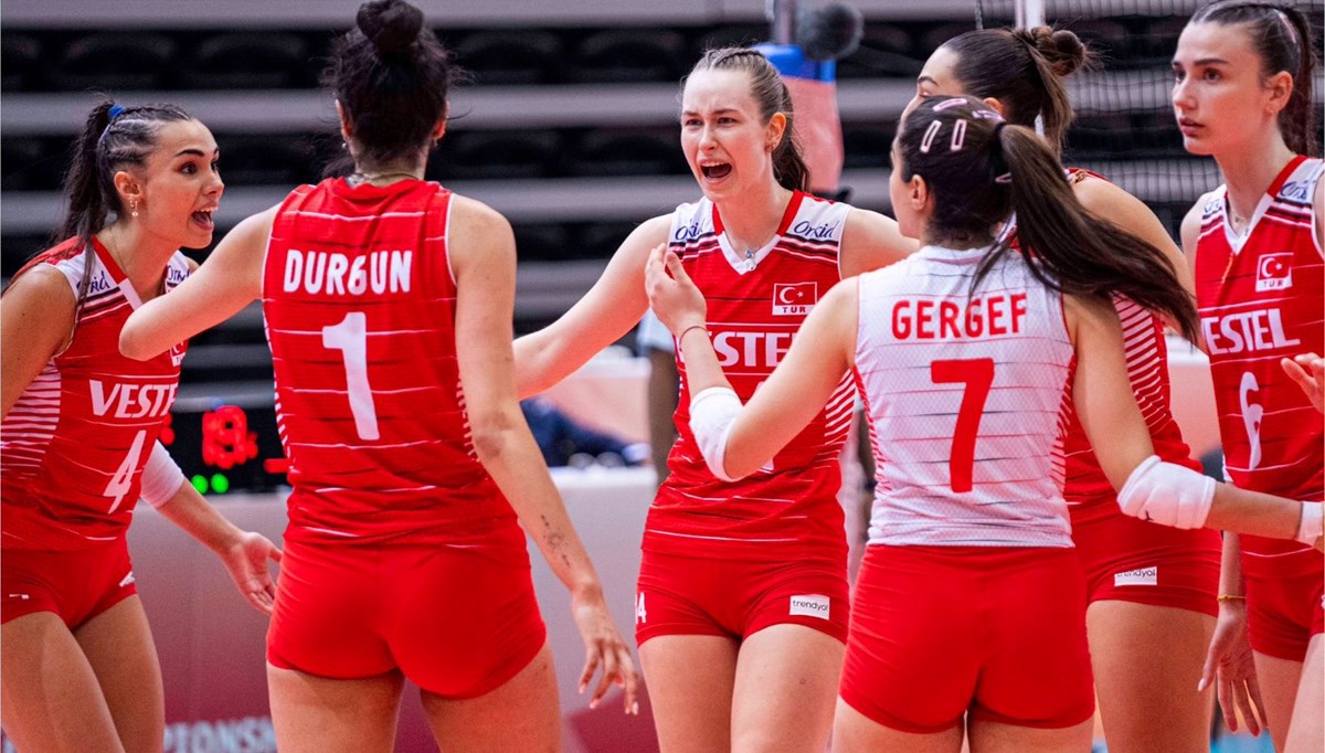 19 Yaş Altı Kız Voleybol Milli Takımı namağlup yarı finalde