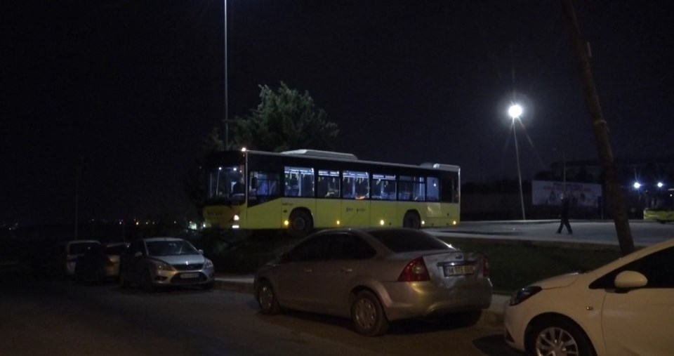 Sultangazi'de İETT otobüsü kaldırımda asılı kaldı - 1