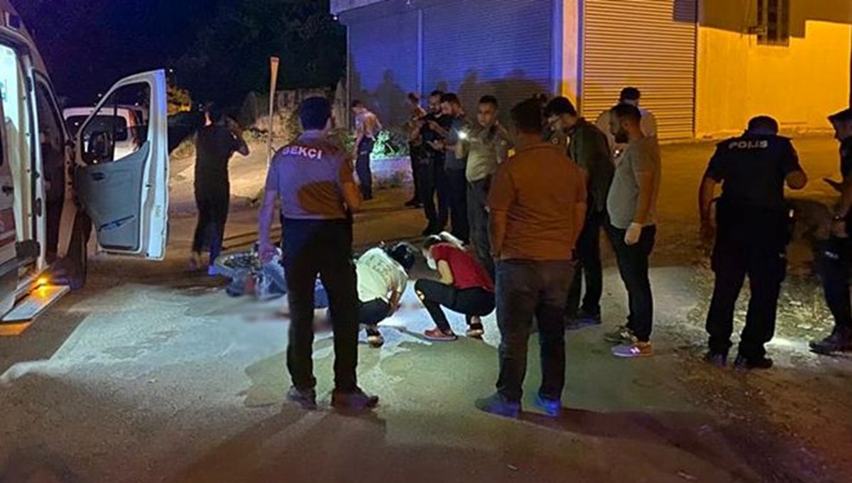 Adana'da sokakta çatışma: Yoldan geçerken vuruldular Adana'da sokakta çatışma: Yoldan geçerken vuruldular