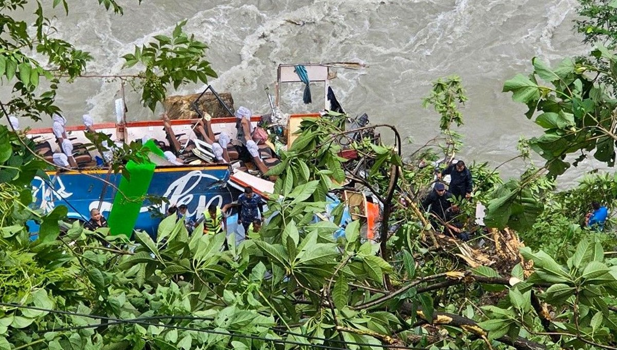 Nepal'de yolcu otobüse nehire düştü: 27 kişi hayatını kaybett