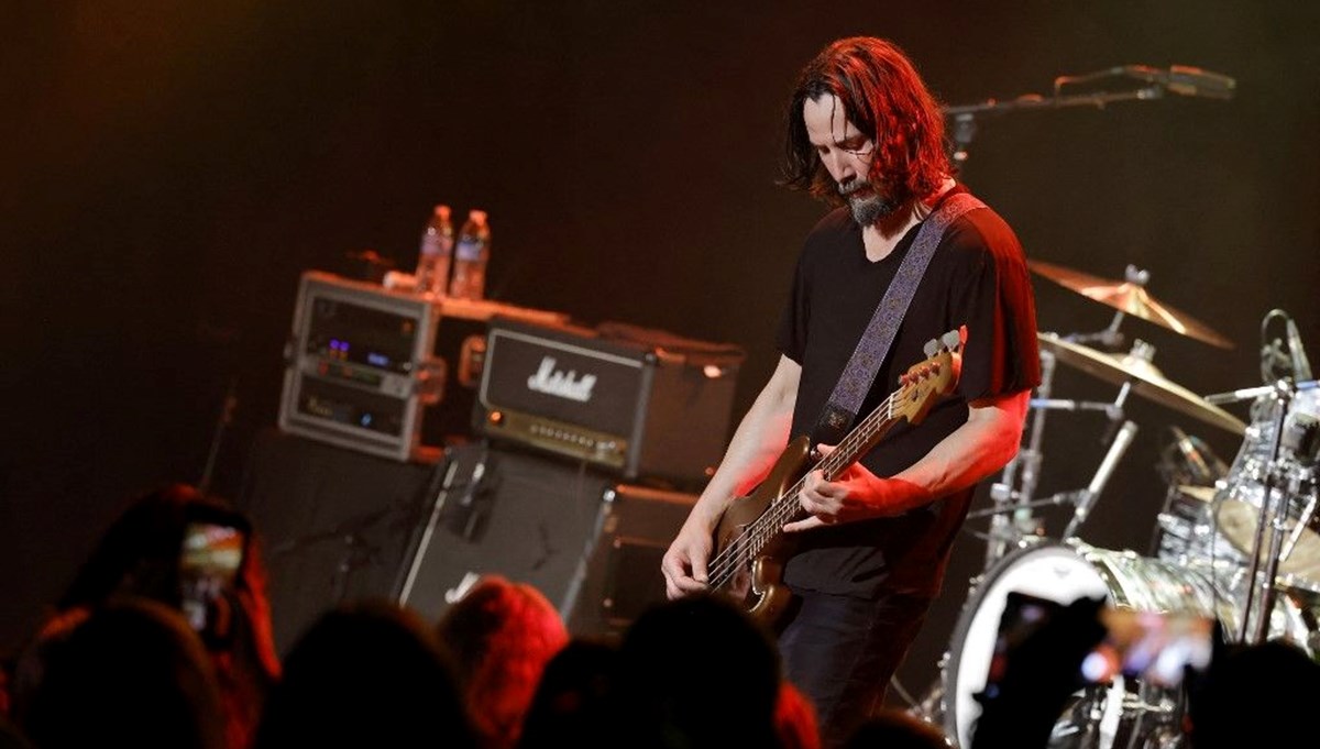 Keanu Reeves müzik grubuyla 20 yıl sonra sahneye döndü Keanu Reeves müzik grubuyla 20 yıl sonra sahneye döndü