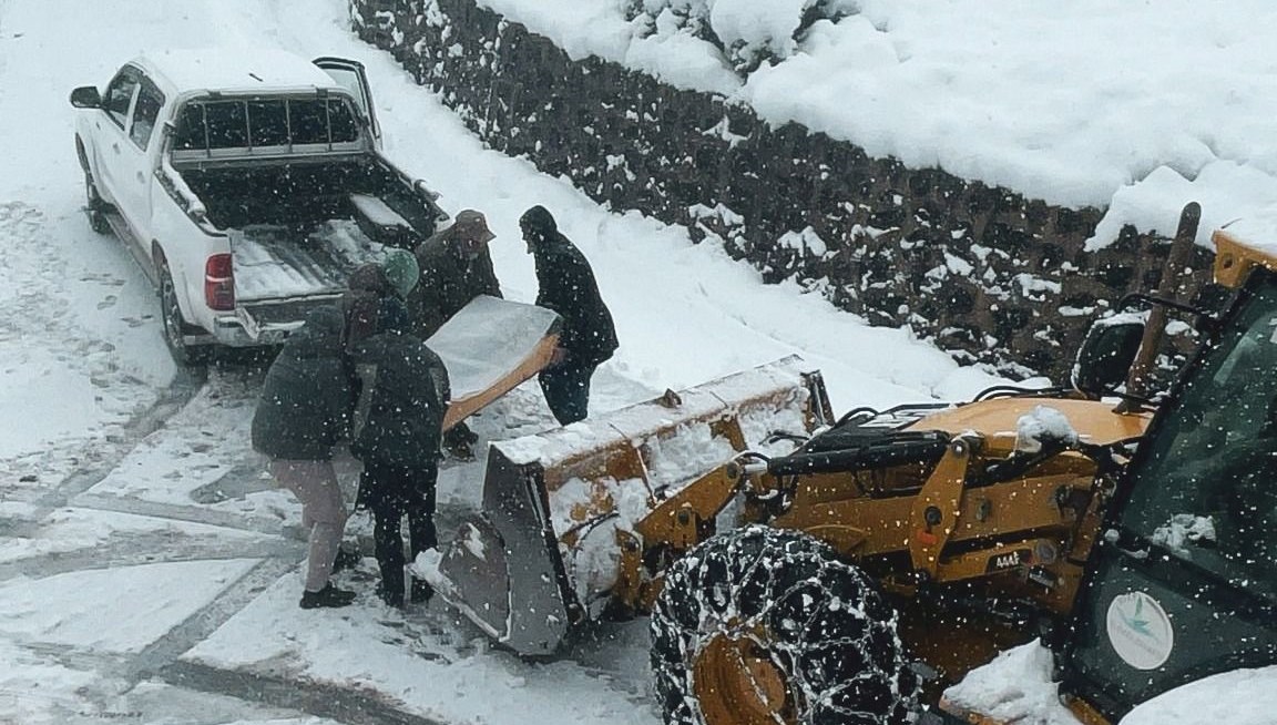 Rize'de yollar kapandı: Cenazeler iş makineleriyle taşındı