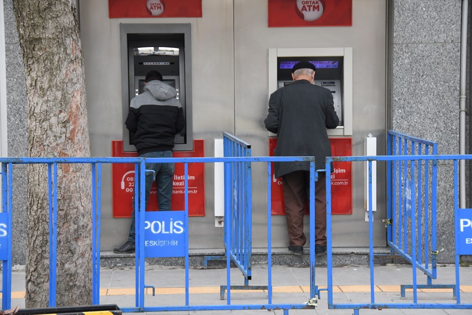 Eskişehir'de banka önlerine 'sosyal mesafe' bariyeri - 1