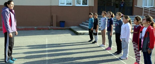 İlkokul öğrencilerine oyunla iç içe beden eğitimi dersi ntv