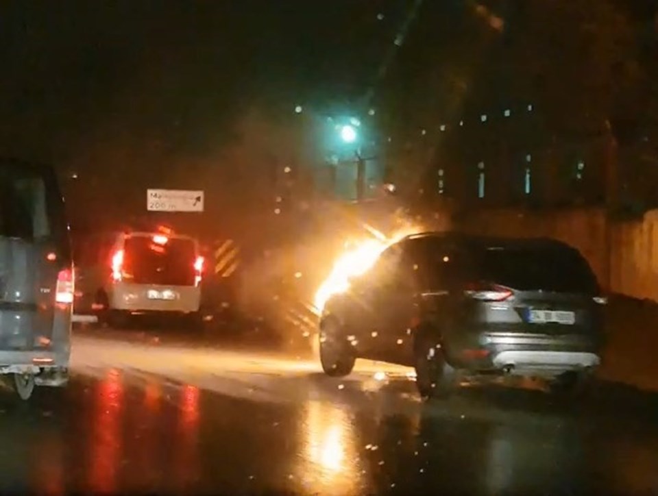 Sultangazi'de otomobil alev alev yandı: Trafik durdu - 1