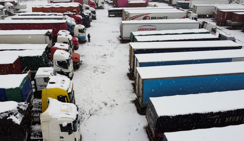 Kar fırtınası esareti: Binlerce araç sınırda mahsur kaldı - 9