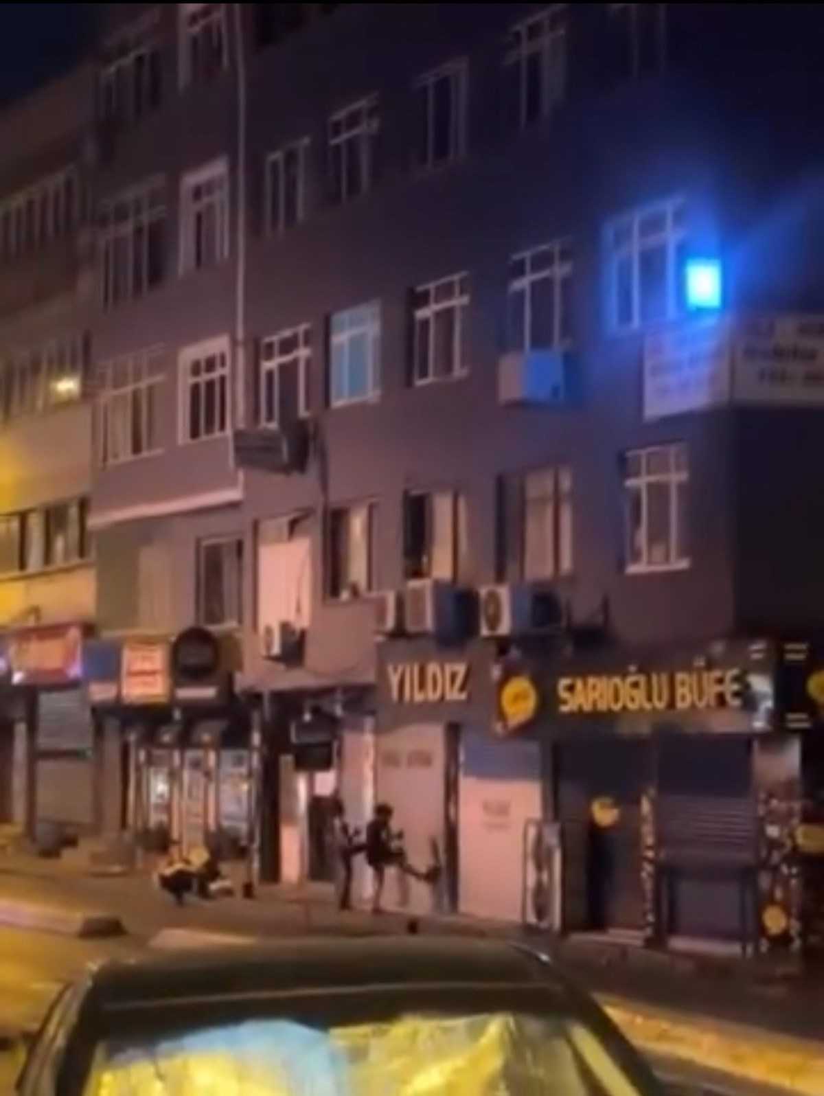 İş yerine saldırı anları çevredekiler tarafından kaydedidi İş yerine saldırı anları çevredekiler tarafından kaydedidi