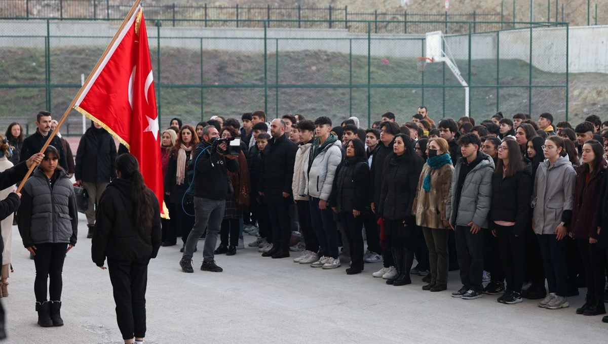 Okullarda şehitlere saygı duruşu Okullarda şehitlere saygı duruşu