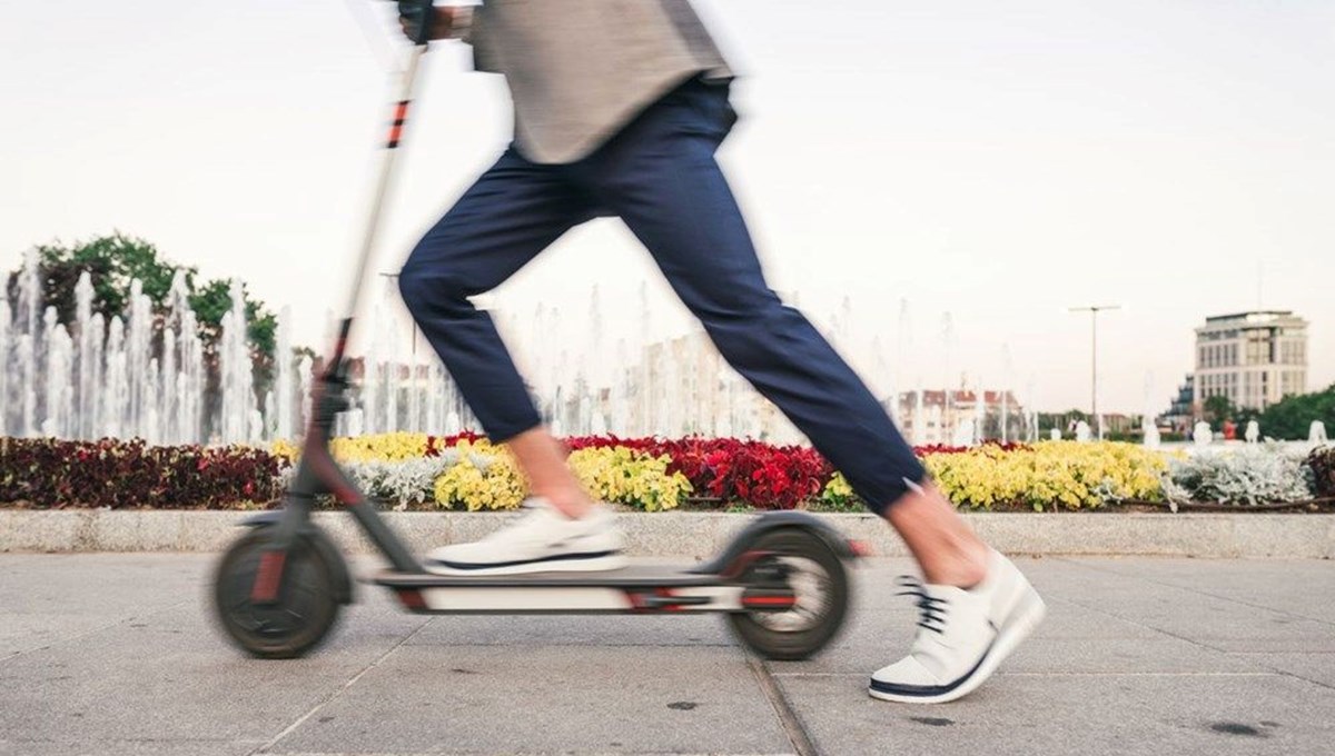 Antalya'da otomobille çarpışan scooter sürücüsü öldü