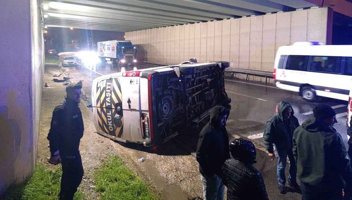 İstanbul’da servis minibüsü kaza yaptı: Yaralılar var