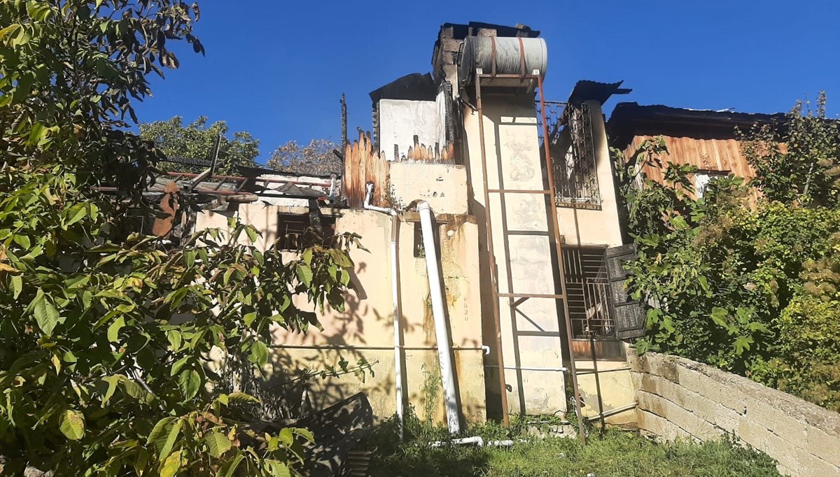 Mersin'de yangın faciası: 2 ölü, 4 yaralı Mersin'de yangın faciası: 2 ölü, 4 yaralı
