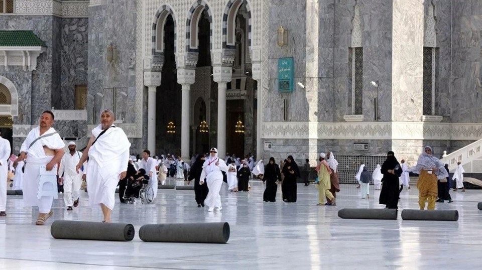 Suudi Arabistan, Umre ziyaretleri için Covid-19 aşısı olma şartı getirdi - 1