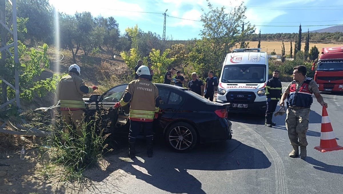 Yol kenarına devrilen otomobilin sürücüsü yaralandı