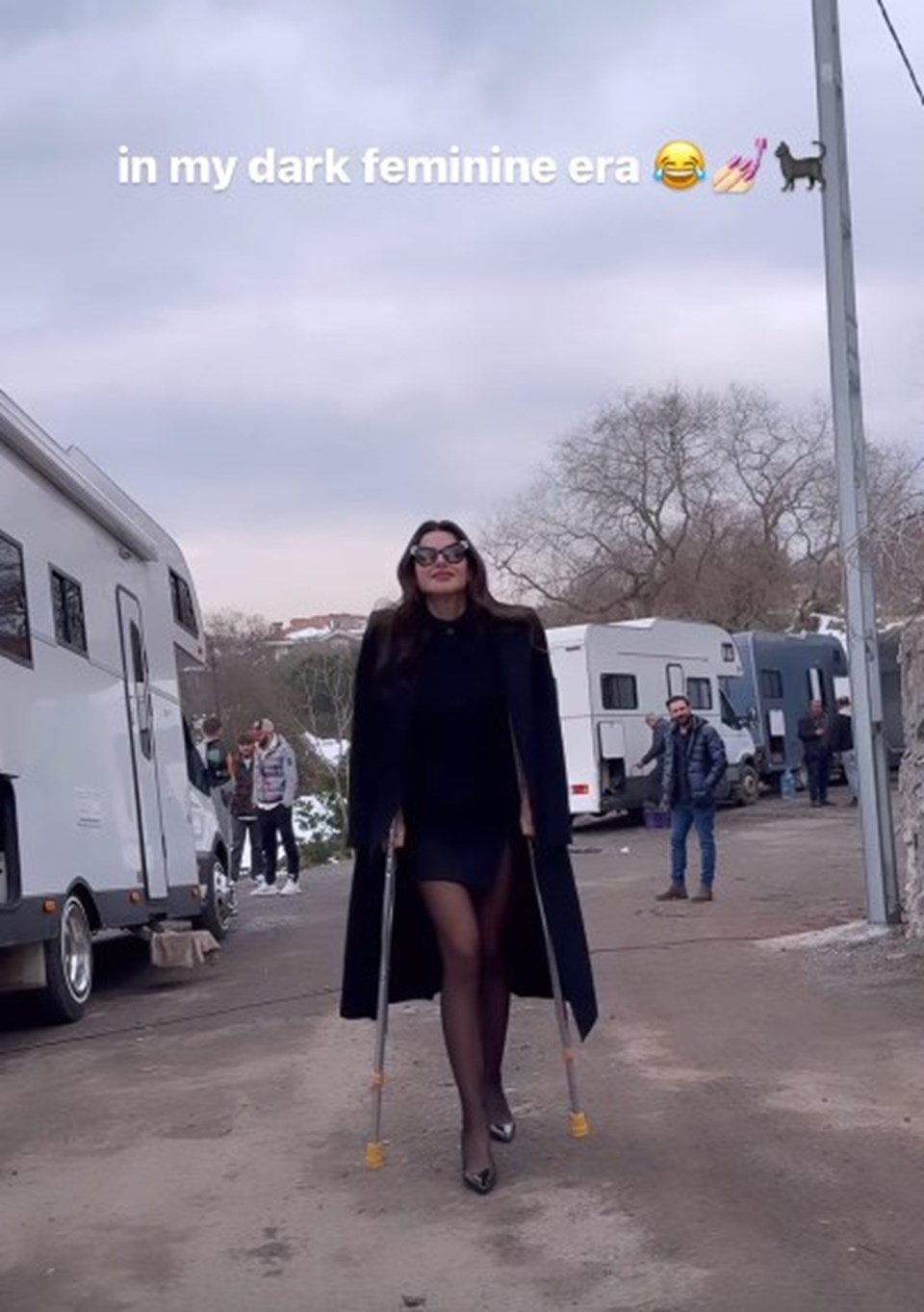 Nesrin Cavadzade hastanelik oldu: Sete koltuk değnekleriyle geldi - 2