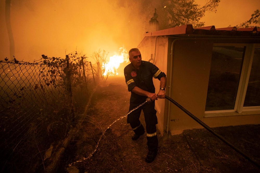 Yunanistan'da orman yangınlarıyla mücadele: Evia adasında onlarca ev ve iş yeri kül oldu - 3