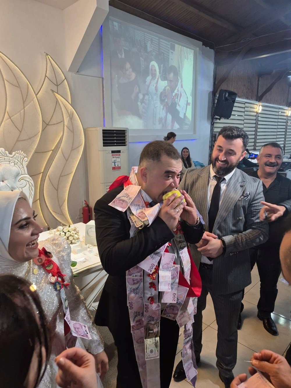 Damada takı yerine ayva taktılar, damat da ayvayı yedi - 3