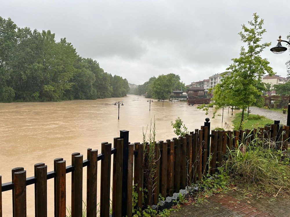 Karadeniz'i sel vurdu: Dereler taştı, yollar göle döndü, evleri su bastı - 48