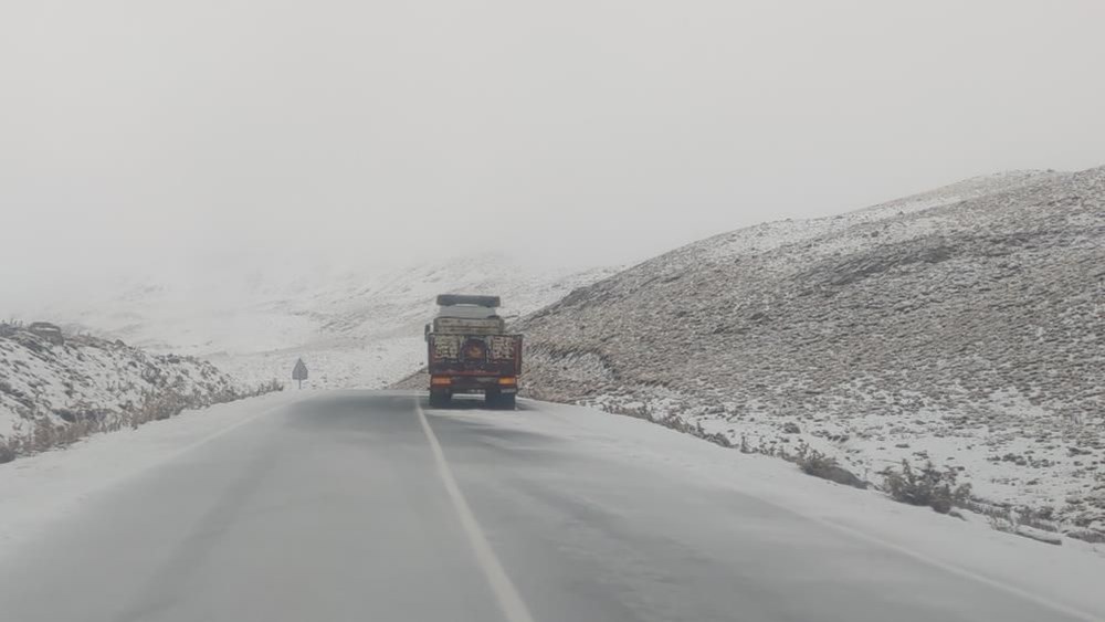 Mevsimin ilk kar yağışı düştü: Ekipler tuzlama yapıyor - 2