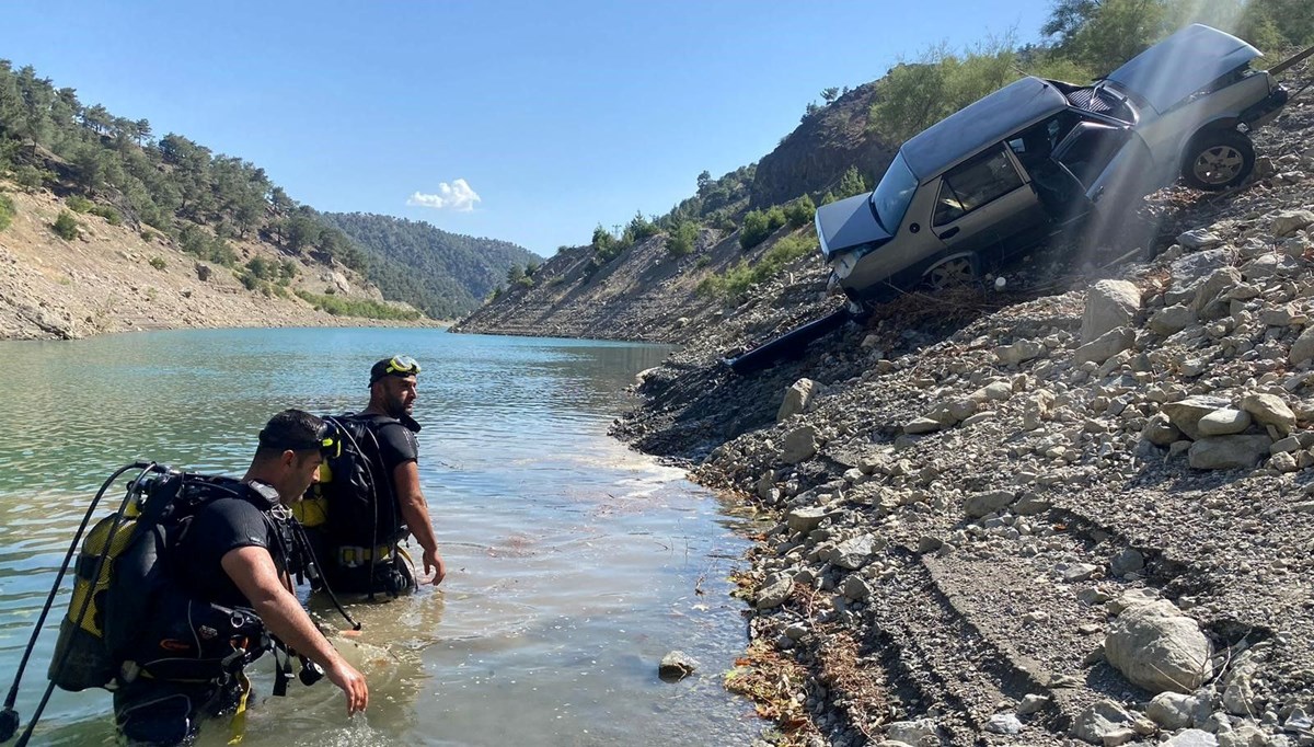 El freni çekilmeyen park halindeki otomobil baraj gölüne düştü