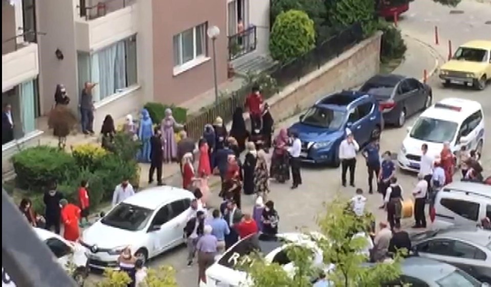 Arnavutköy'de site içinde davullu zurnalı düğüne polis müdahalesi - 1