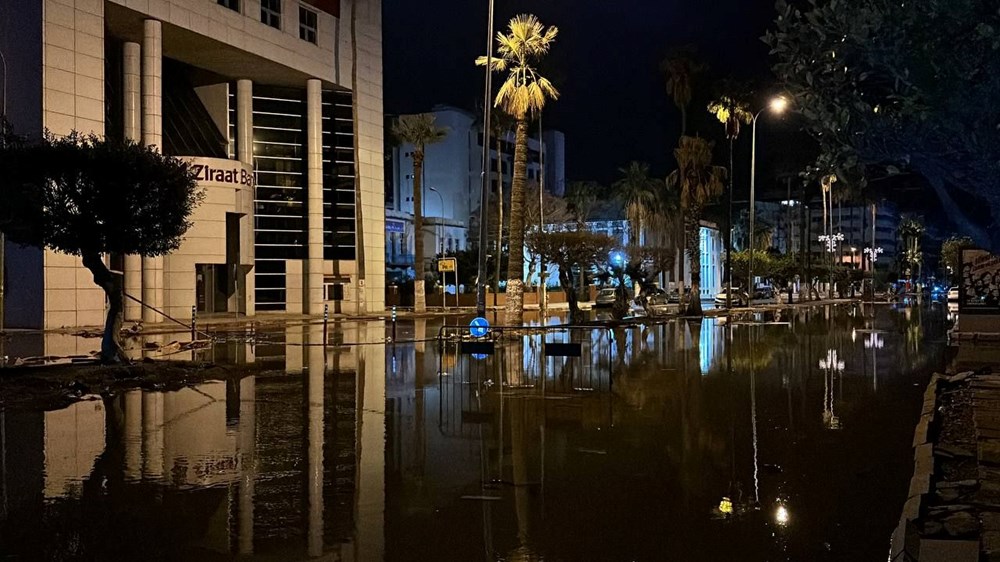 İskenderun'da deniz yükseldi, caddeler sular altında kaldı - 4