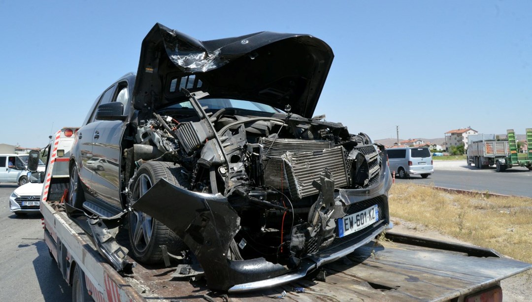 Aksaray'da otomobil ile kamyonet çarpıştı: 2'si çocuk 5 yaralı