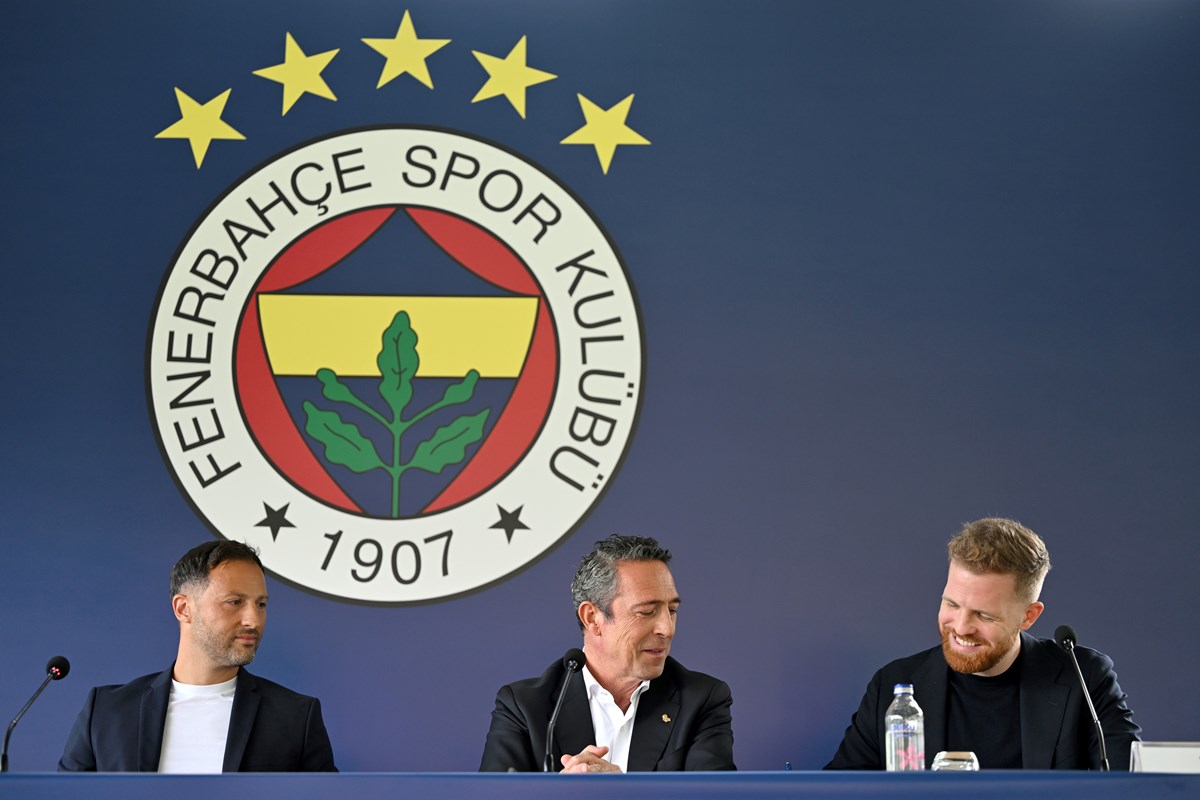 Tedesco için düzenlenen imza töreninde Fenerbahçe Sportif Direktörü Devin Özek imza atıyor.