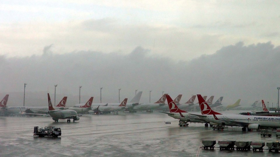 Elektrik yüklü bulutlar nedeniyle uçaklar yakıt kritiğine girdi - 1