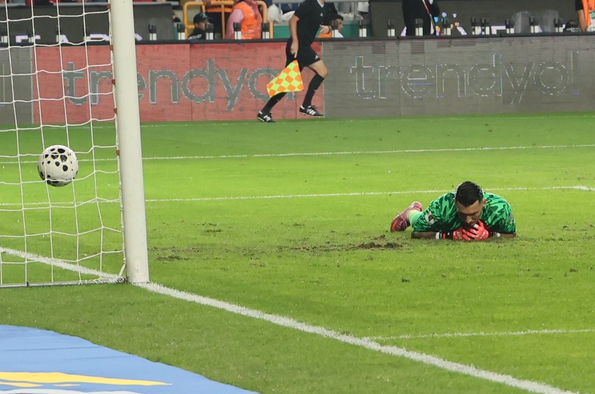 Uğurcan Çakır, İspanya maçında yediği gol sonrası üzüntü yaşıyor.