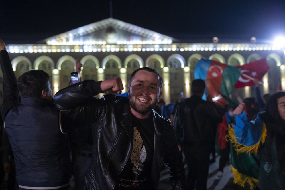 Azerbaycanlılar, Dağlık Karabağ'da varılan anlaşmayı coşkuyla kutluyor - 8