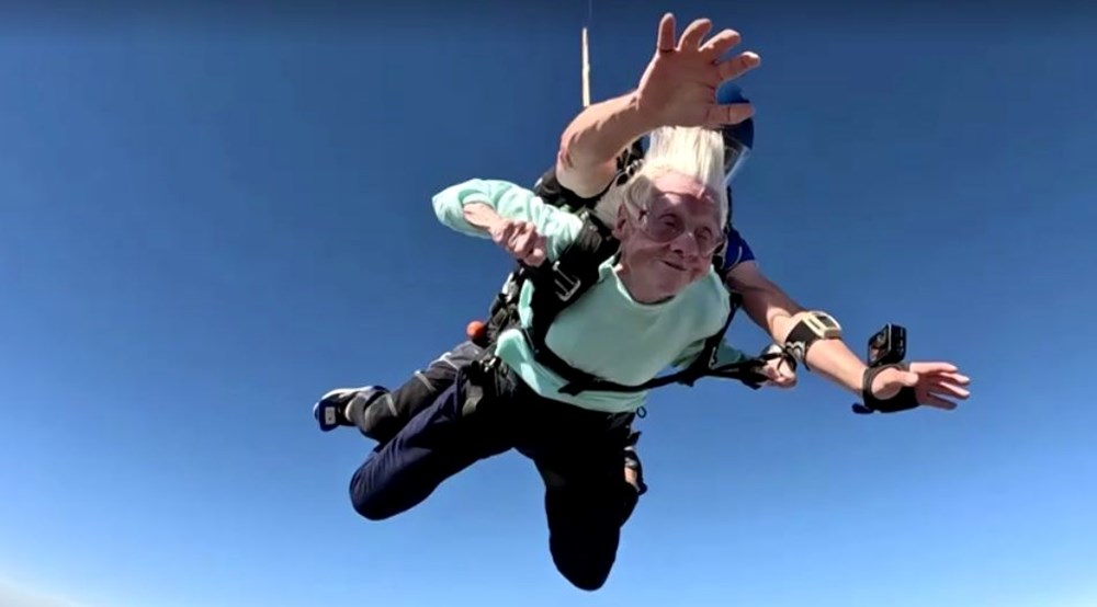 104 yaşındaki kadın skydive (hava dalışı) yapan en yaşlı kişi oldu - 3