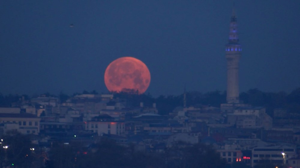 İstanbul'da pembe ay heyecanı: Görsel şölen oluşturdu 72 EzuK3HCrbEqqm7JX9zLaAg