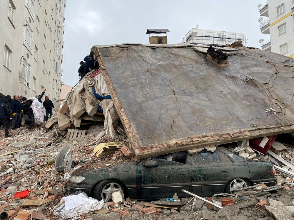 Türkiye'deki 7,7 büyüklüğündeki deprem dünya basınının manşetlerinde - 1