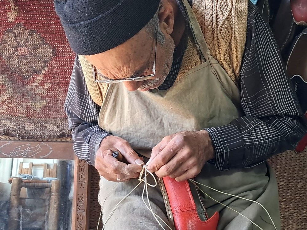 40 yıldır 4 metrekarelik dükkanda çalışıyor: Mesleği babasından öğrendi 72 F
