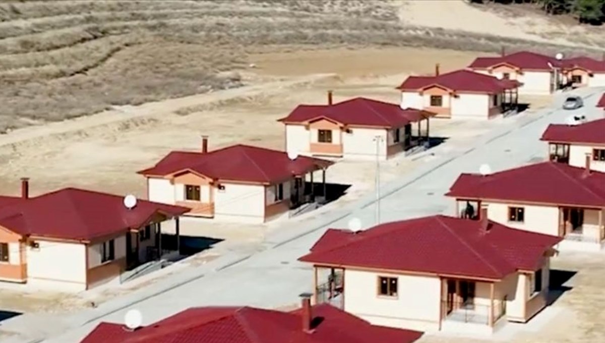 Deprem bölgesindeki çelik köy evlerinin ilk etabı 6 Şubat'ta teslim edilecek Deprem bölgesindeki çelik köy evlerinin ilk etabı 6 Şubat'ta teslim edilecek