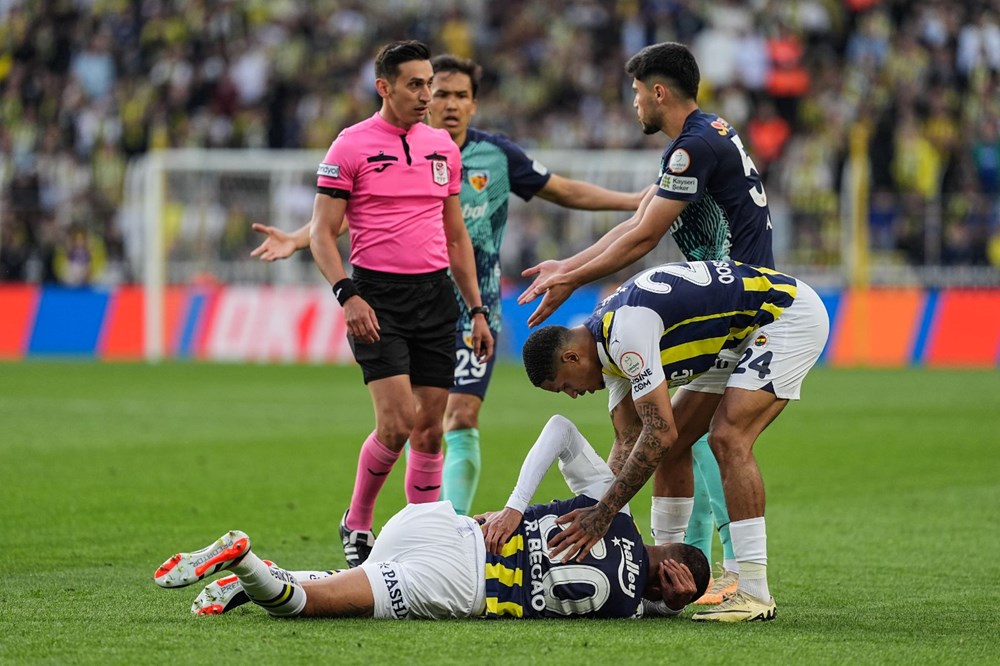 Süper Lig'de şampiyonluk yarışı son iki haftaya kaldı: Galatasaray deplasmanda ve Fenerbahçe evinde kazandı - 16