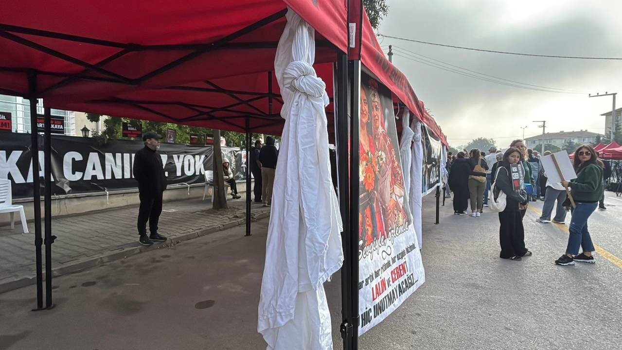 Kartalkaya faciasında yangından kaçmak isteyenler çarşafları birbirine bağlayarak kurtulmaya çalışmıştı. Bu durum dava öncesi salonun dışına asılan çarşaflarla yeniden gözler önüne serildi.