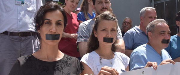 İzmir'de sağlık çalışanlarına şiddete meslektaşlarından tepki