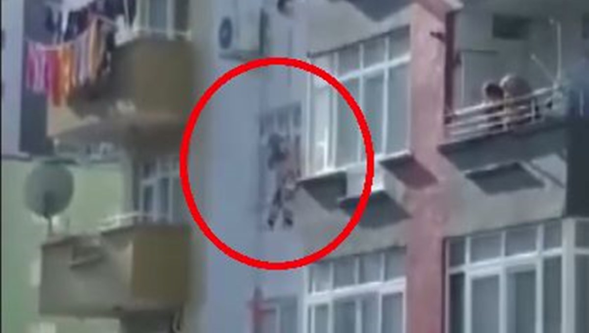 İskele çöktü, işçi havada asılı kaldı İskele çöktü, işçi havada asılı kaldı
