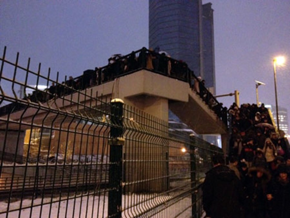 Binlerce kişi metrobüse akın etti - 2