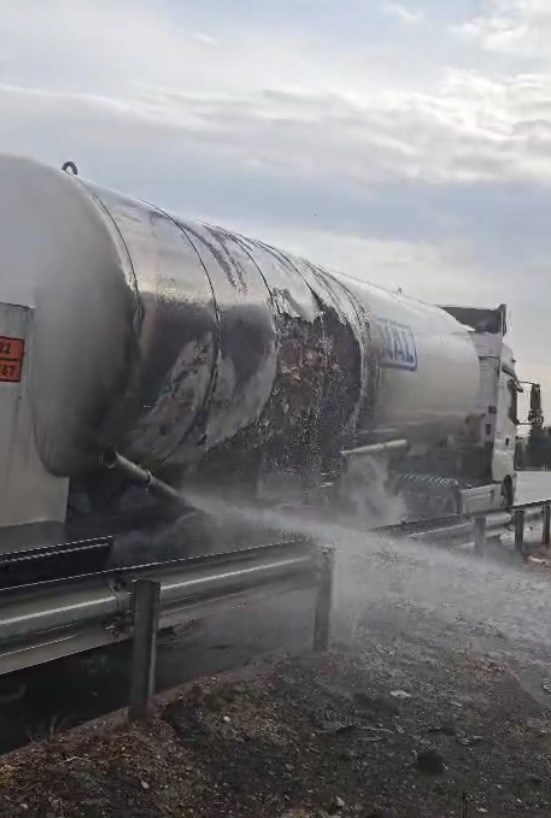 Ters yönden kontrollü şekilde bölgeye ulaşan itfaiye ekipleri, yüksek patlama riski taşıyan tankere müdahale etti.