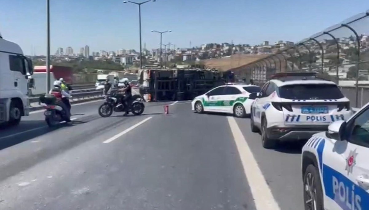 İstanbul'da trafiği kilitleyen kaza: Araçlar adım adım gidiyor
