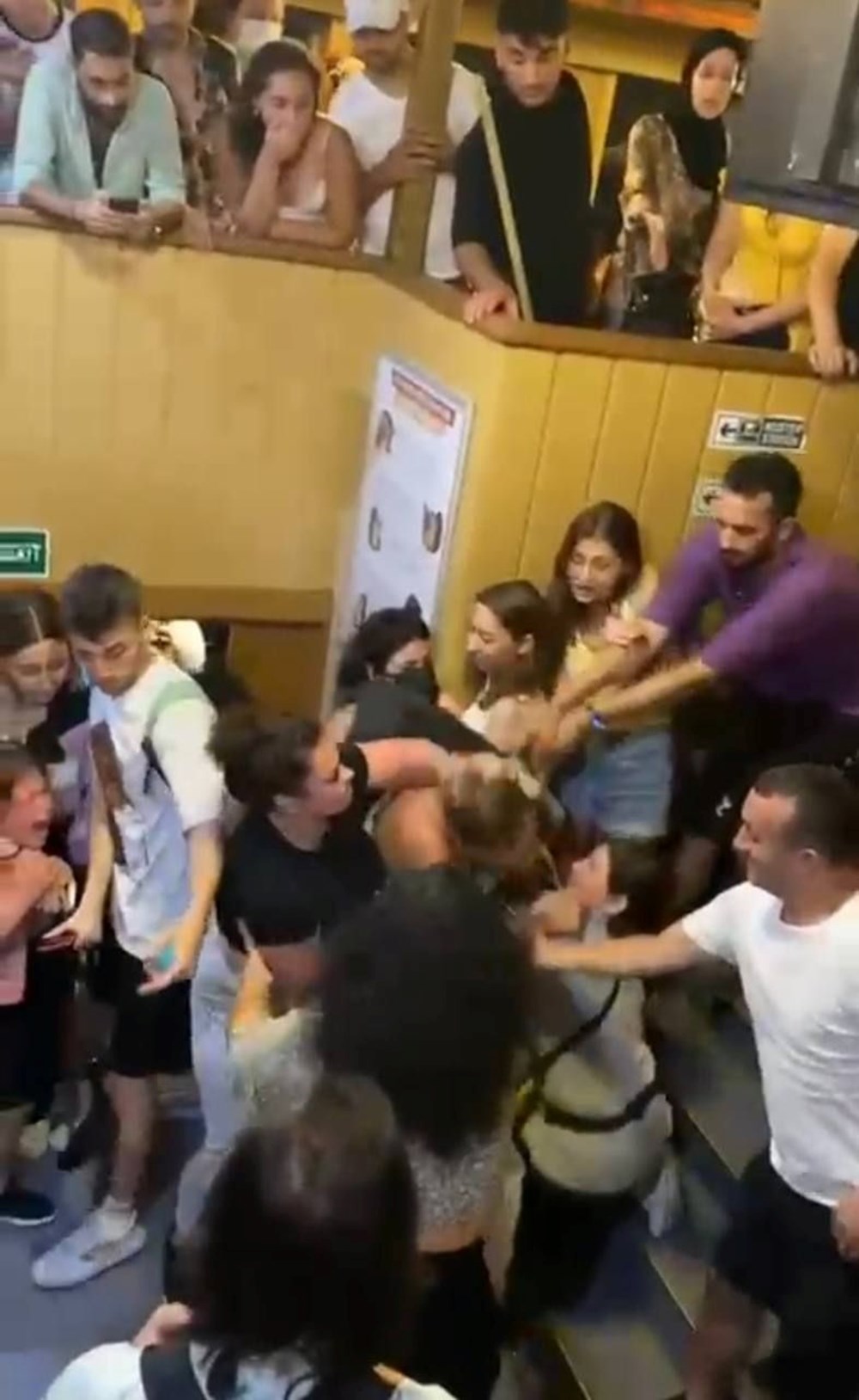 Adalar vapurunda kadın turistler arasında yumruklu kavga - 3