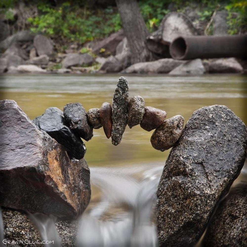 Вода камень точит. Выточенные водой камни. Минеральные камни для воды. Камень воды вымысел. Вода точит причудливые камни.