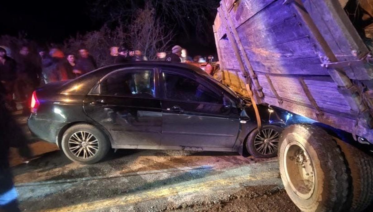 Düzce'de tomruk yüklü traktör ile otomobil çarpıştı: 1 yaralı