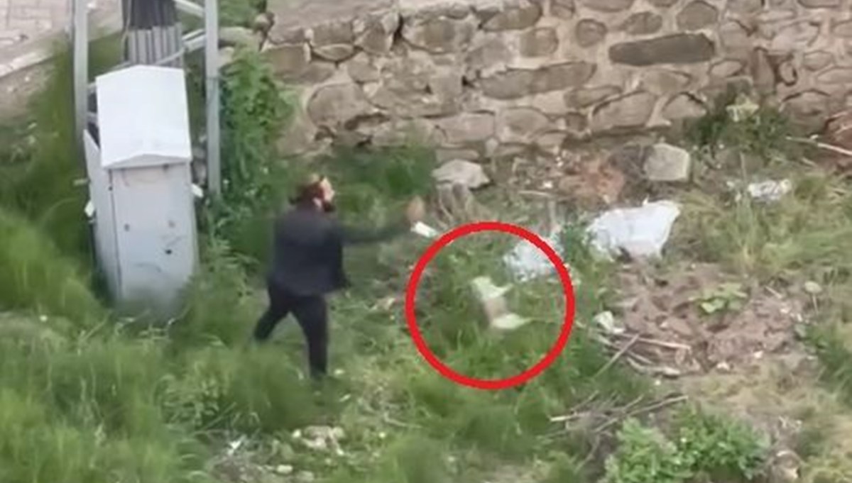 Kediyi ayağıyla ezip vahşice öldürdü Kediyi ayağıyla ezip vahşice öldürdü